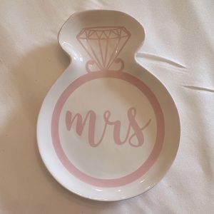 Adorable “Mrs” Decorative Porcelain Dish - brand new 💍 💕